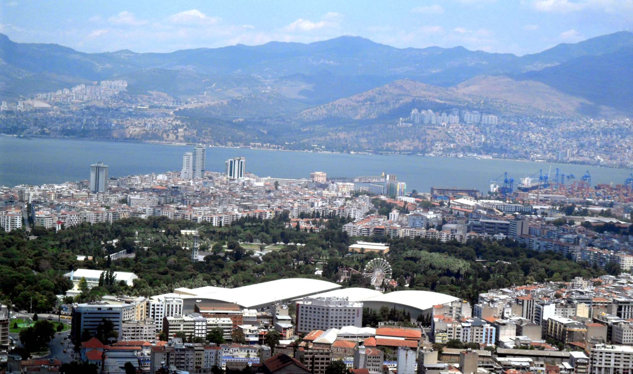 Kadifekale'den İzmir Enternasyonal Fuarı ve Kültürpark görünümü