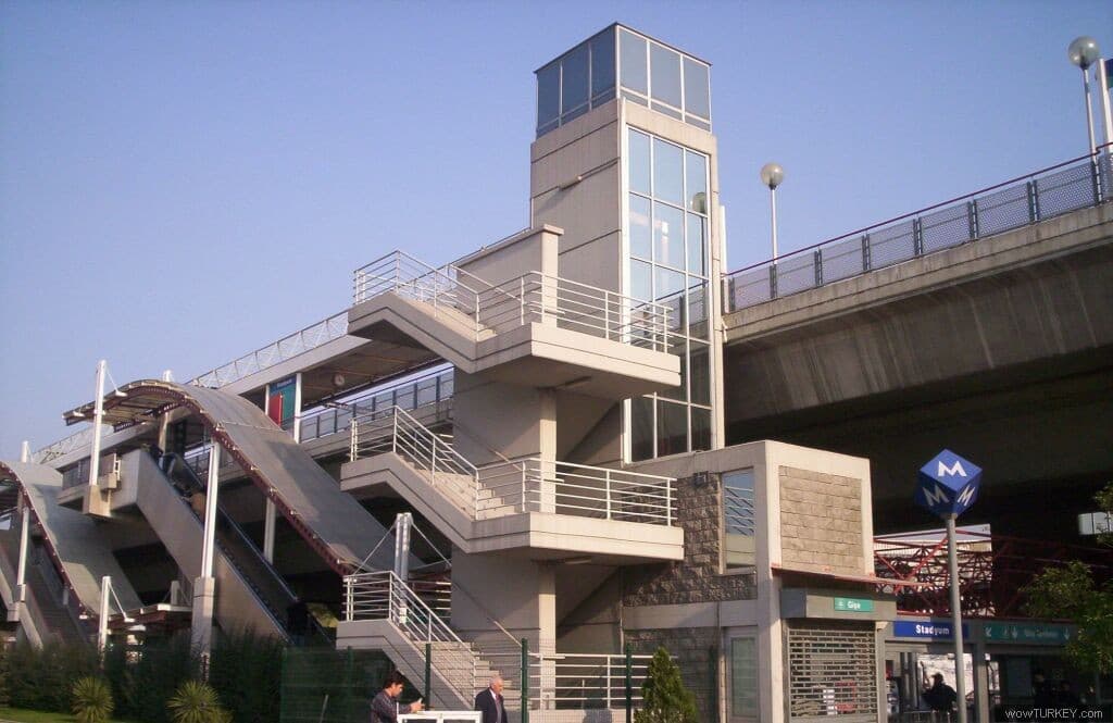 İzmir Metrosu istasyonu