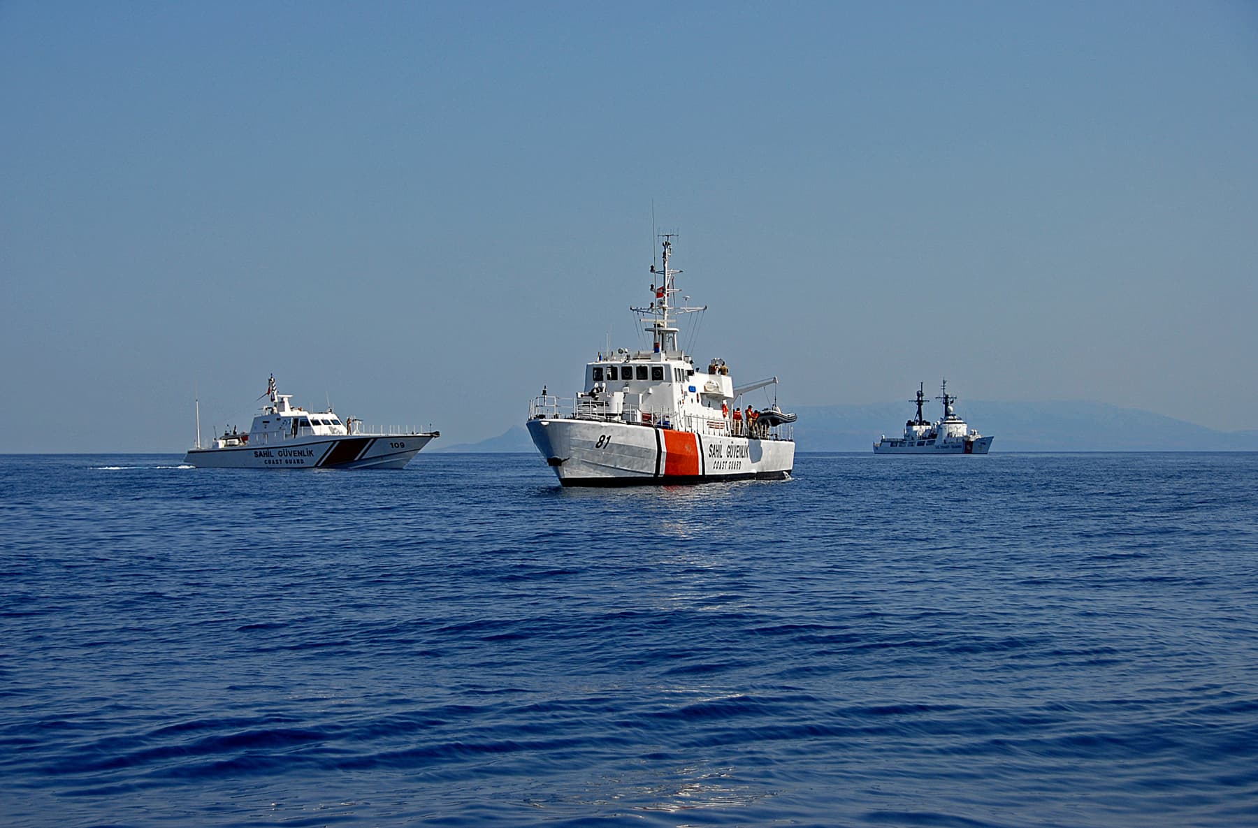 İzmir açıklarında iki ayrı operasyonda 55 düzensiz göçmen yakalandı
