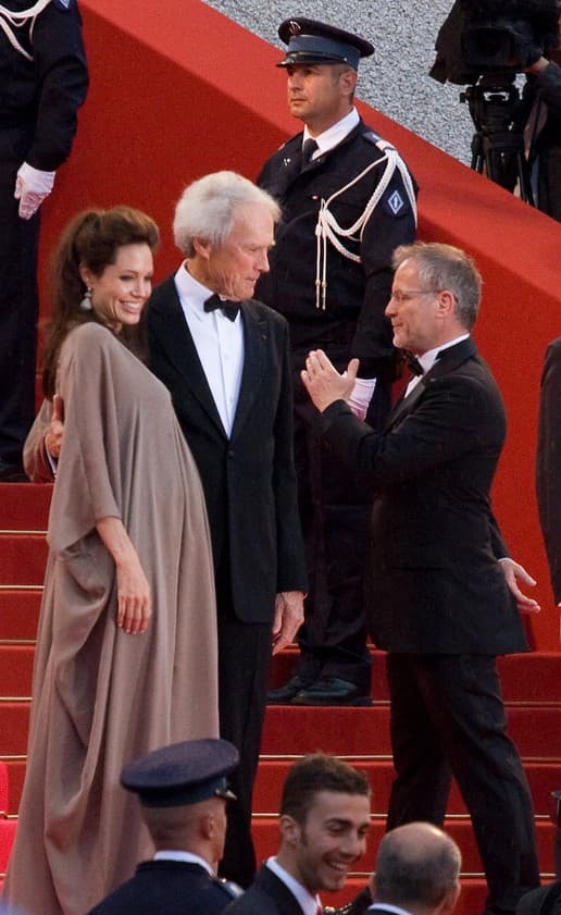 Angelina Jolie'nin kızı Zahara, babası Brad Pitt'in soyadını resmen bıraktı